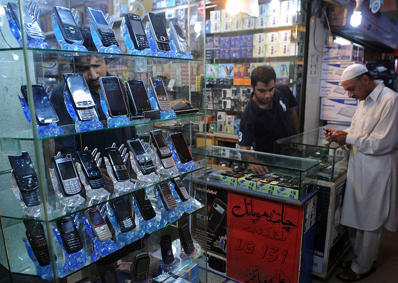 A shopkeeper is dealing his customer